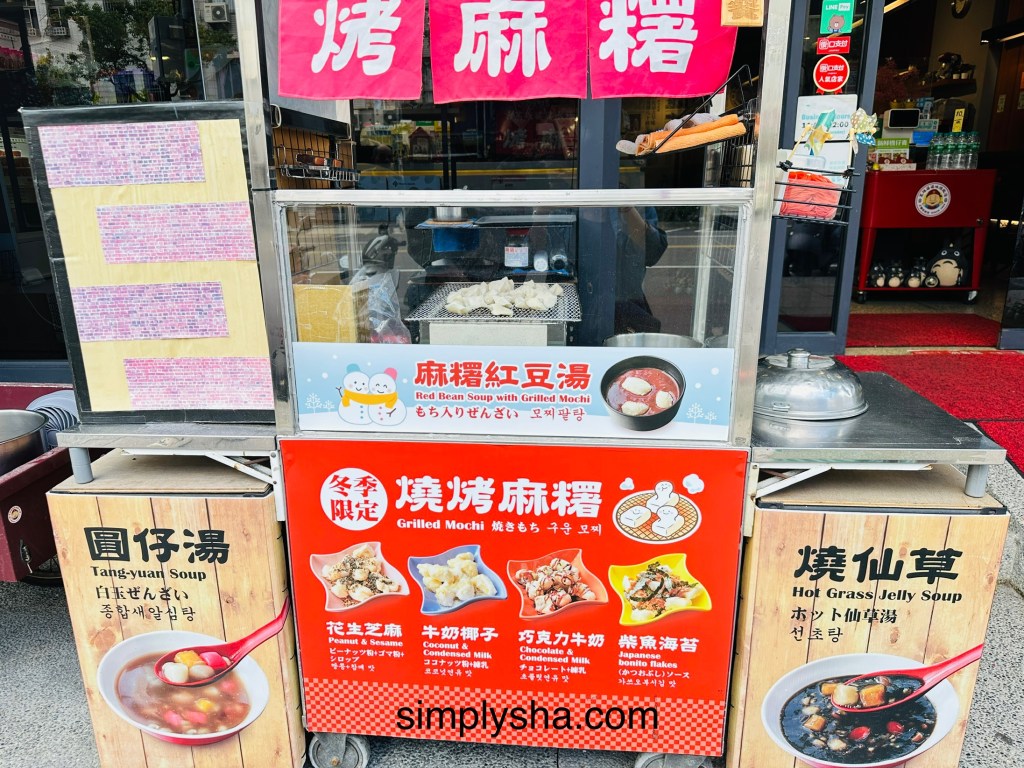 Red small kiosk for grilled mochi