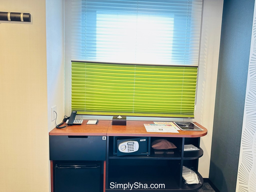 Hotel Kuretakeso Takayama Ekimae room workspace with a safe and window view