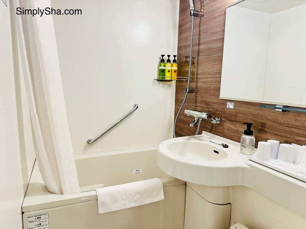 Bathroom amenities and bathtub at Hotel Kuretakeso Takayama Ekimae